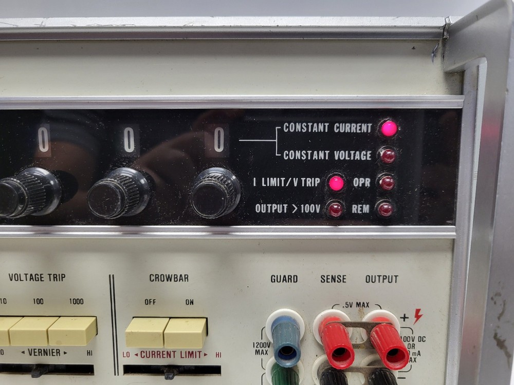 Fluke 3330B Constant Current Voltage Calibrator Parts (Powers On)