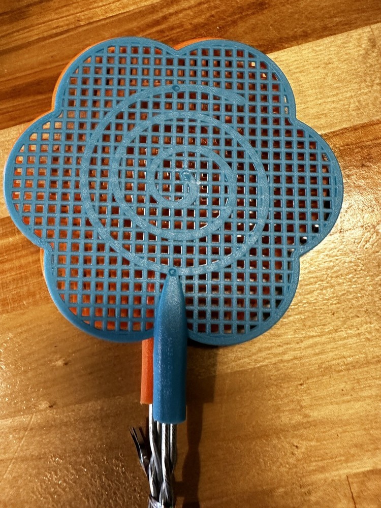 Double Pack Wire Plastic Bug Pest Fly Kitchen Camping Mosquito Fly Swatter