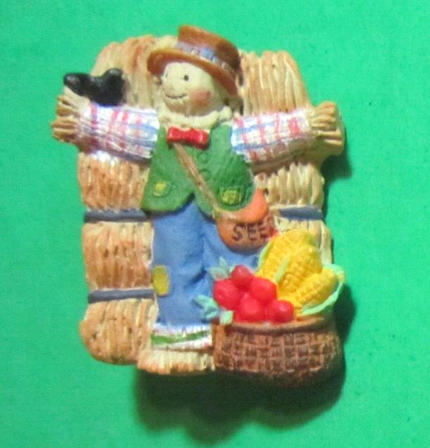 VINTAGE 1" SCARECROW CROW VEGETABLE BASKET PLASTIC APPLIED SHANK BUTTON NOS-E87