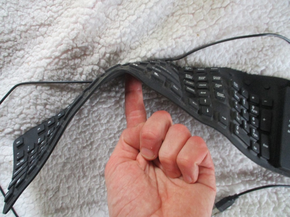 Augen Flexible/Foldable USB QWERTY 19" Keyboard Black 5 ft Cable