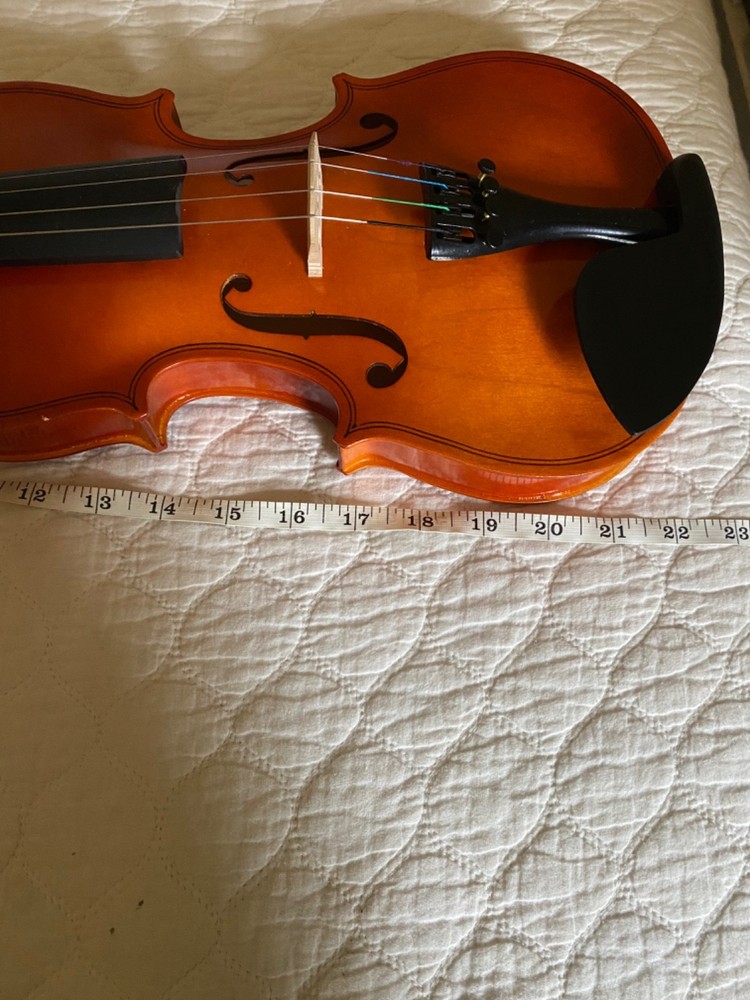 Light brown violin with bow and resin