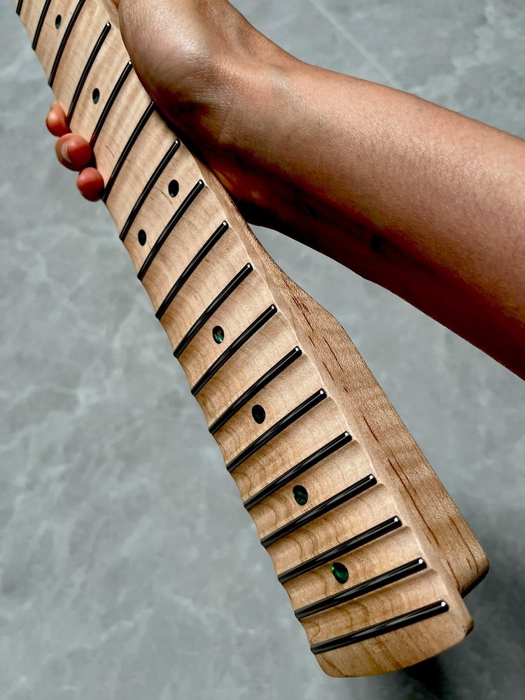 "Wave" type Fingerboard Satin 22frets Natural Flame Maple Electric guitar neck