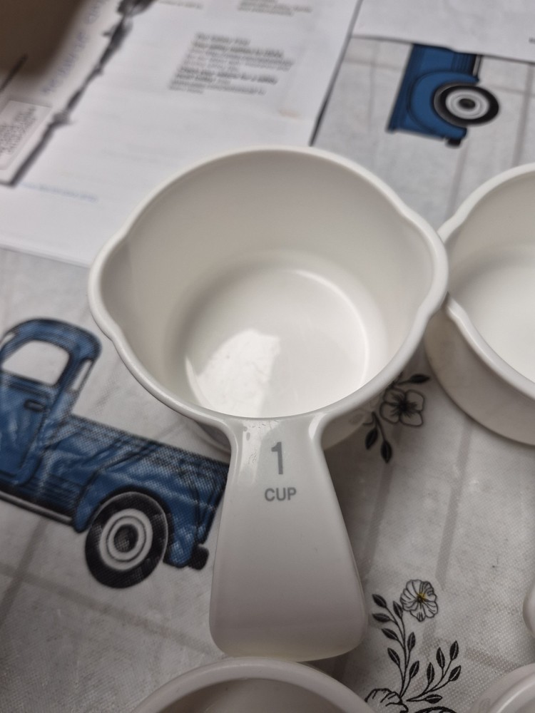 Set of 6 Tupperware Measuring Cups Stackable Curved Handle Double Spouts White