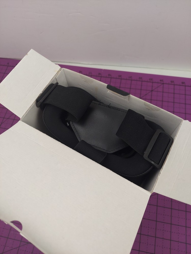Cynoculars Virtual Reality Headset and Wireless Remote Pre-Owned