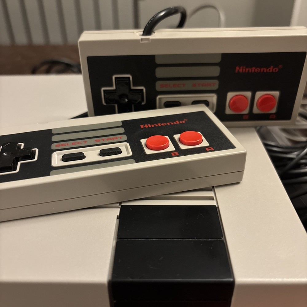 Nintendo NES-001 Console Bundle W/ 10 Games, 2 Controllers & Zapper