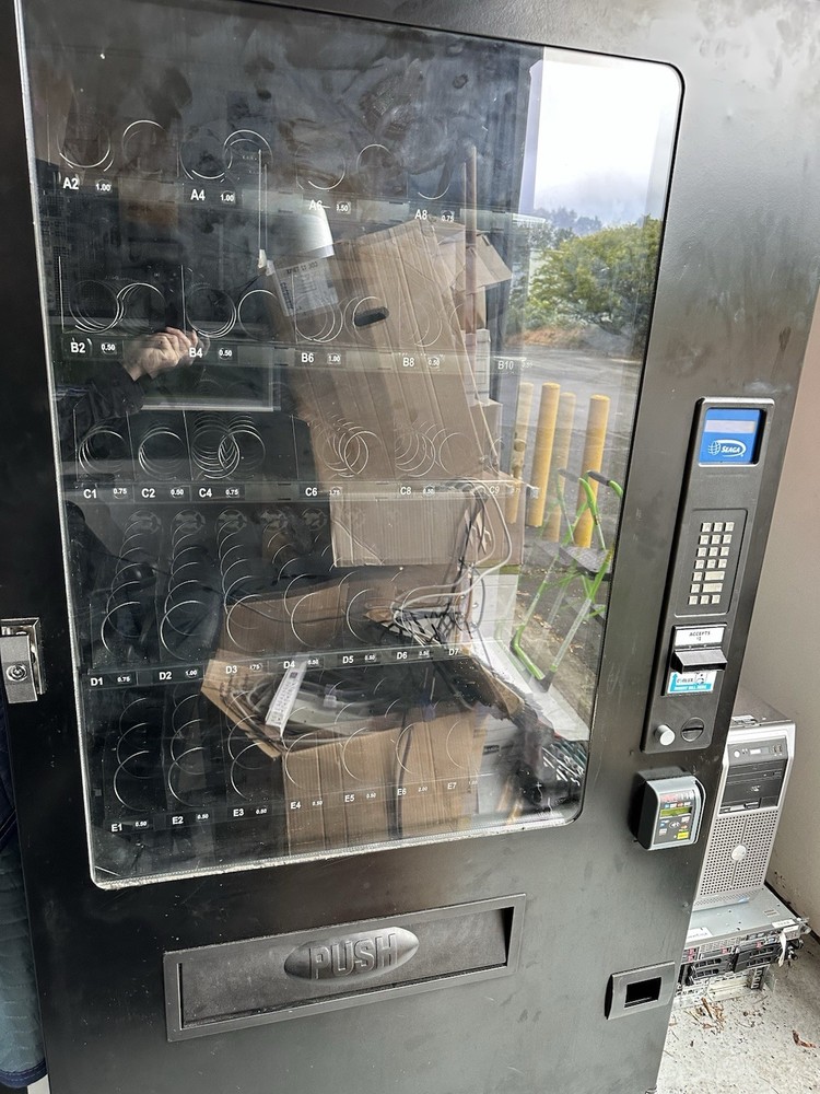 Seaga INF5S Infinity Snack Vending Machine