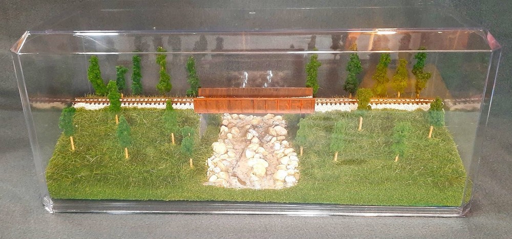 N SCALE- SINGLETRACK 16"- BRIDGE w/ STREAM  "SUMMER SCENE" TRAIN DISPLAY CASE