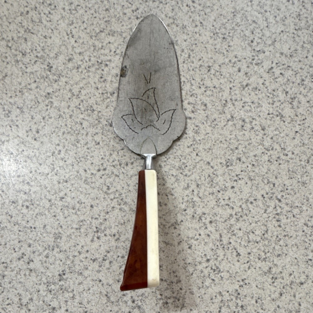Bakelite Two-Tone Brown and Cream Handle Pie Cake Server, Bakelite Material