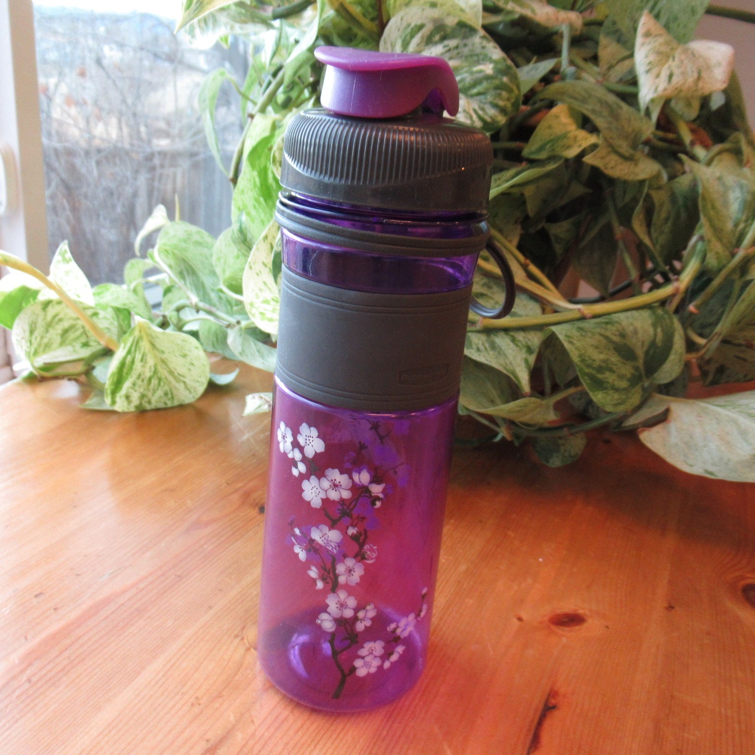 Rubbermaid Design Series Chug 20 Oz Water Bottle Flip Top Flowers Purple Gray