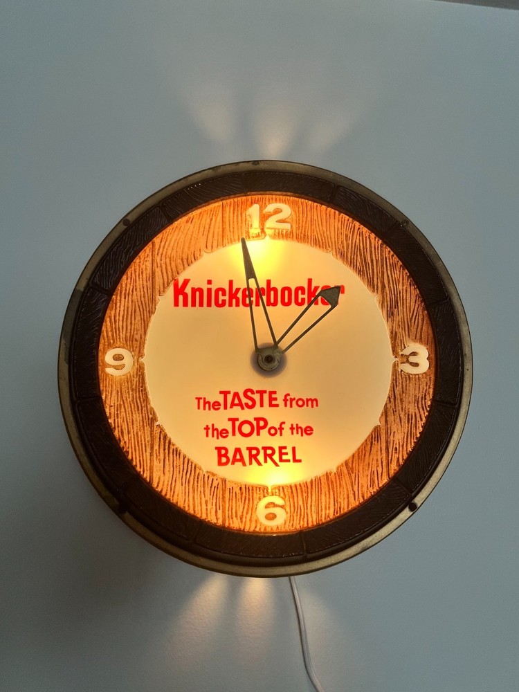 Knickerbocker Beer Lighted Clock in Great Condition!