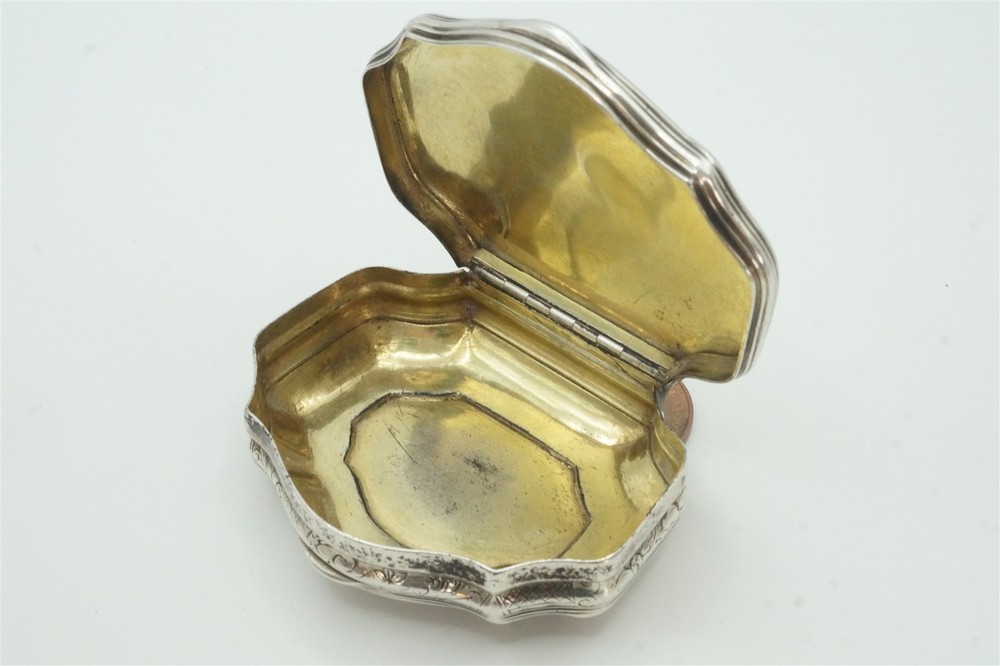 SOLID SILVER SNUFF BOX C1770 - ANTIQUE FINELY ENGRAVED DOG Etc.