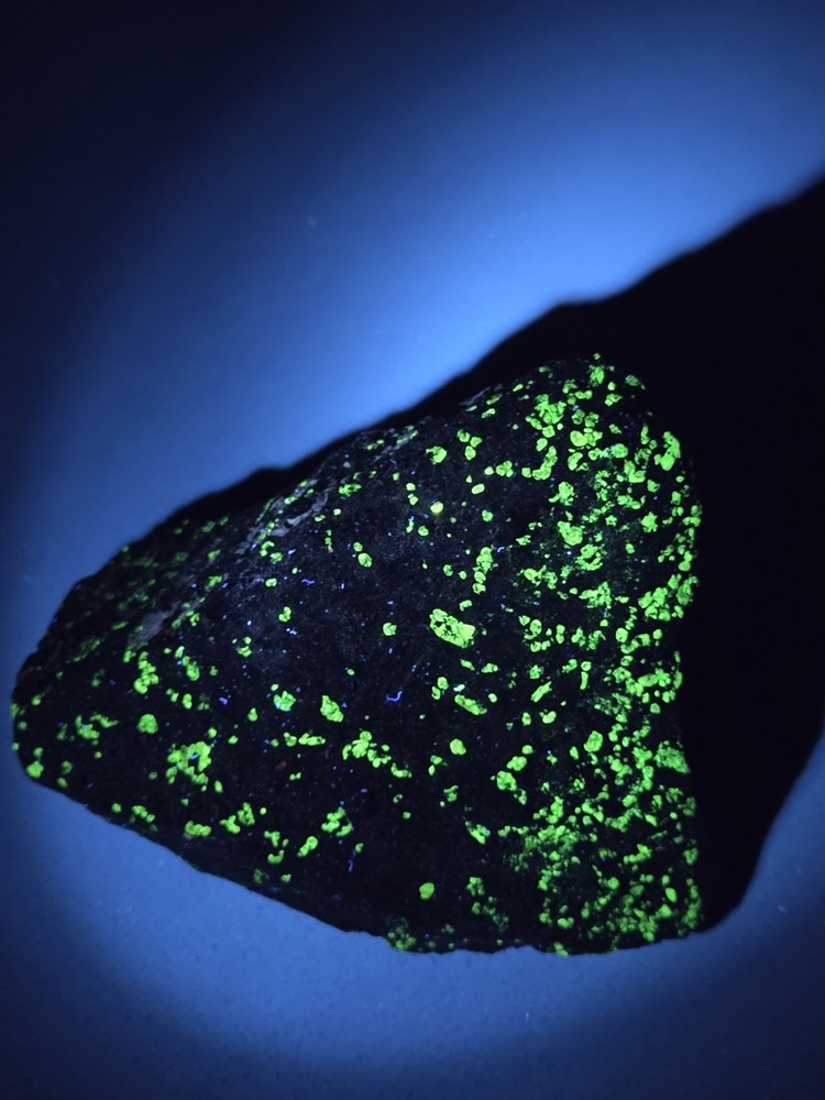 Large Phosphorescent Willemite Specimen 2 Lbs 11 Oz