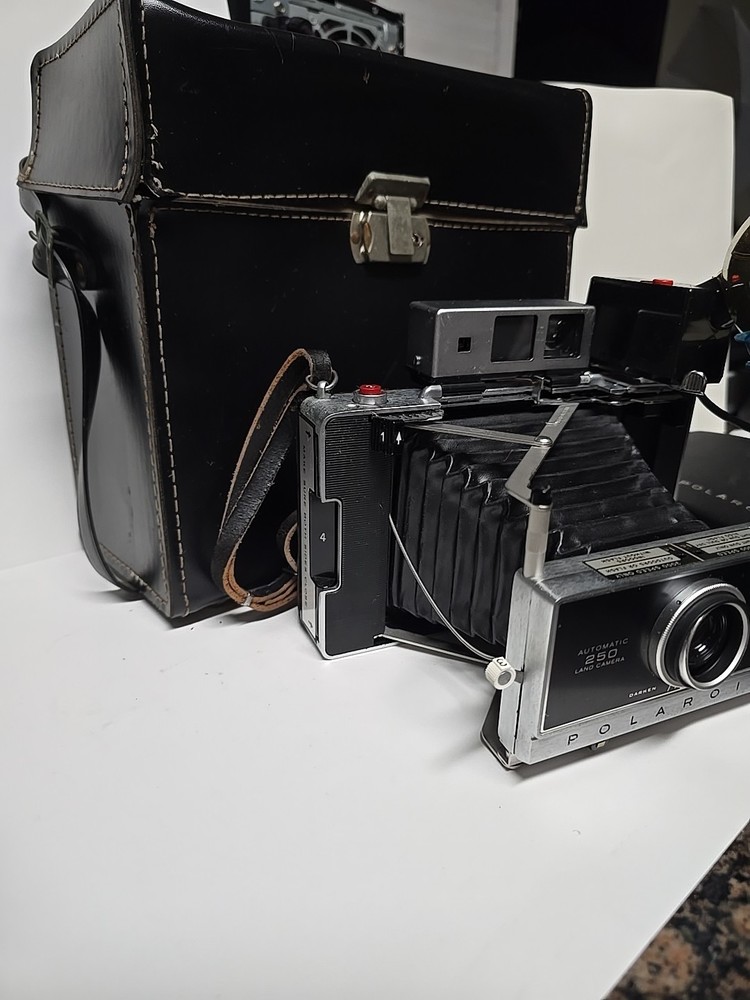 Vintage Polaroid Automatic 250 Land Camera with Flash And Case