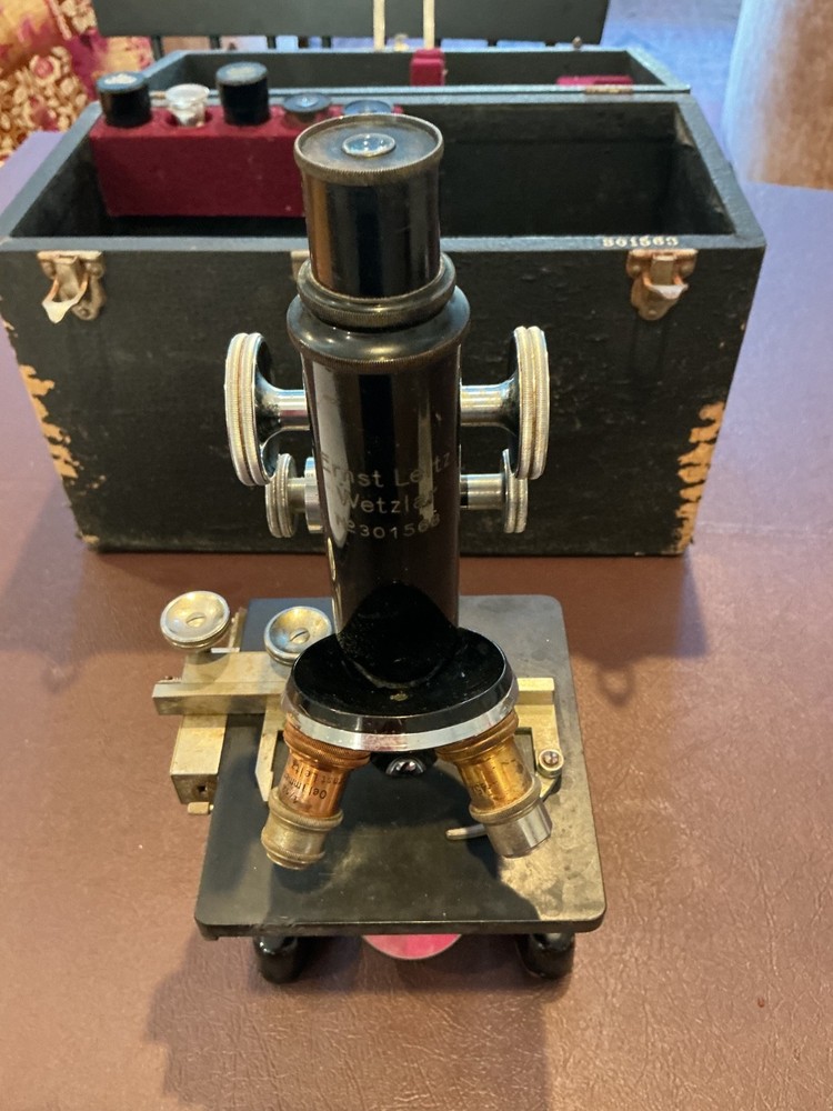 ERNST LEITZ MICROSCOPE WITH 3 OBJECTIVES AND CASE.