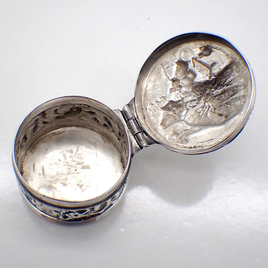Dutch Pill Box 833 Silver Figural Decorations
