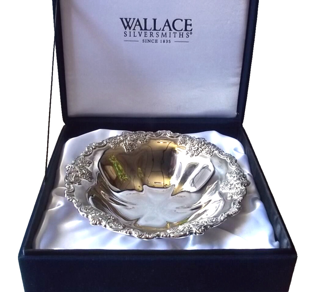 Wallace silverplate bowl in box. Pre-owned.