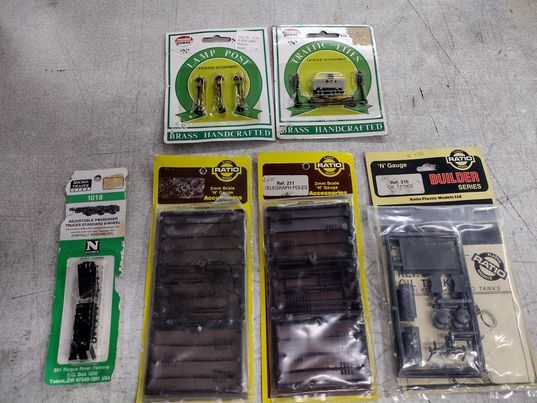 N Scale lighted redlight power poles in original package