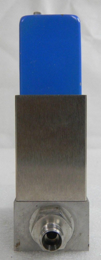 Unit UFC-LCMFCS, Mass Flow Controller, Gas- N2, Range- 500 SCCM, 1/4" M I/O