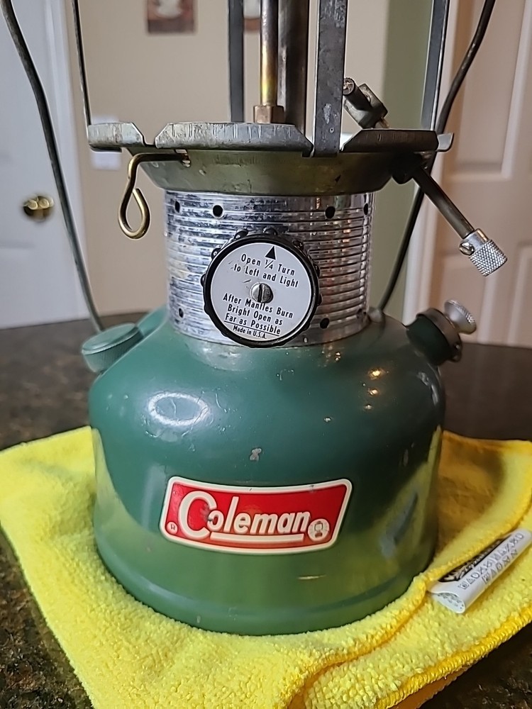 1972 Coleman Lantern Model 220F NEEDS A GLOBE Works!