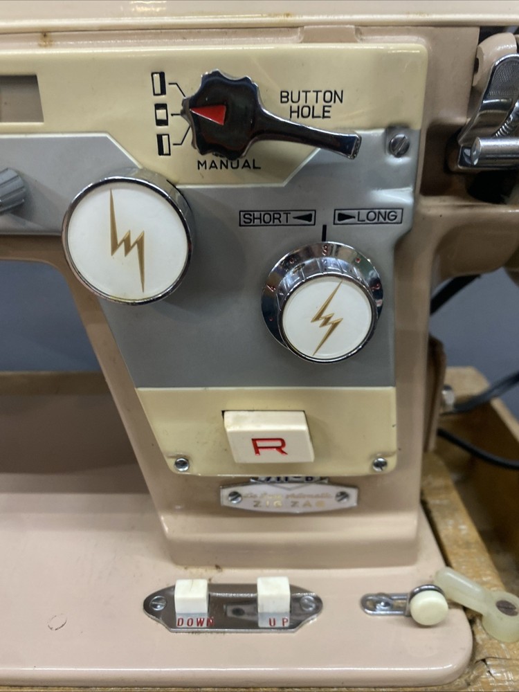 Modern Home Automatic ZigZag Sewing Machine 711-B Works W Case Read Details