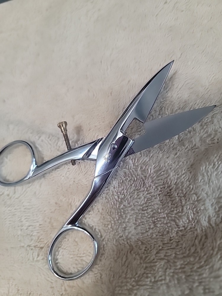 Mundial 4-1/2" Classic Forged Button Hole Scissors #252