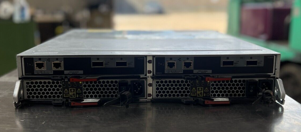 NetApp DS2246 NAJ-1001 Disk Array l 24x 600GB HDD 2xControllers 2x PSU