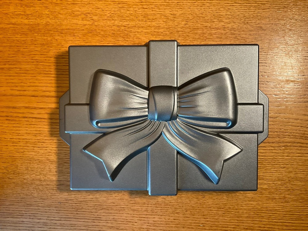 Wilton Gift With Bow Cake Pan