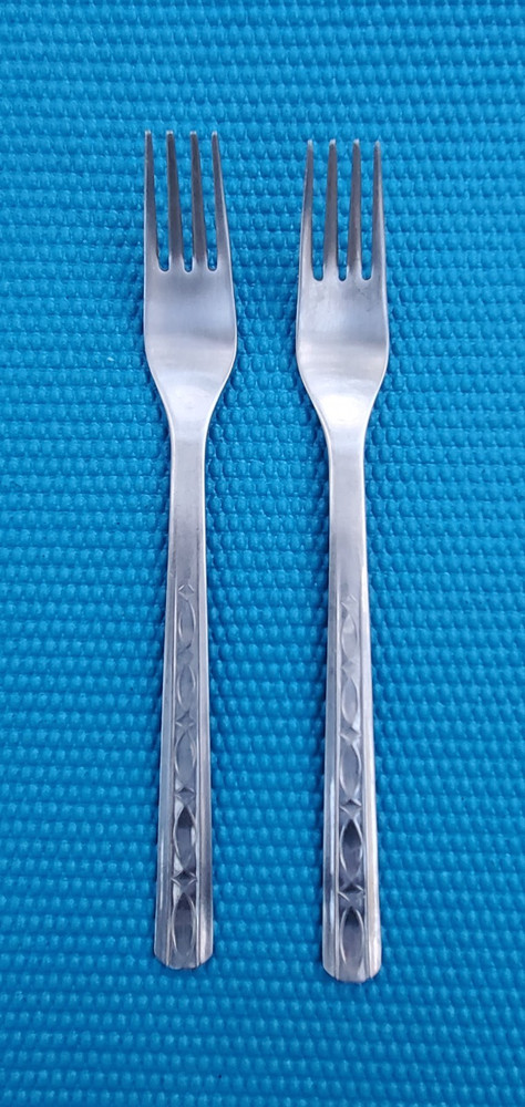 Toner 18/10 Stainless Silverware 2 DINNER FORKS 7 7/8"