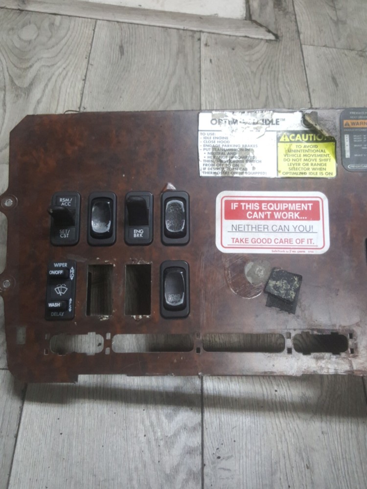 FREIGHTLINER DASHBOARD PANEL CLUSTER A06-40924-000 / N99642