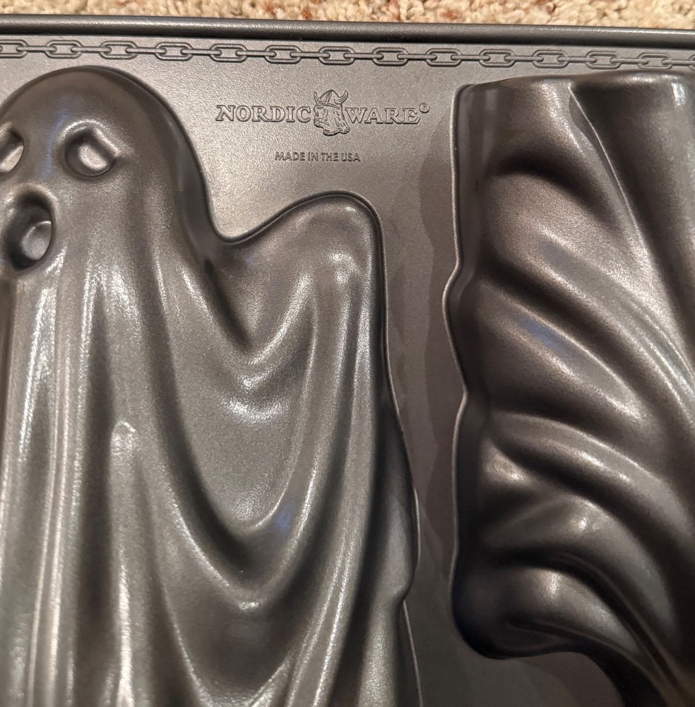 Nordic Ware 3D Ghost Pan (10 Cups)