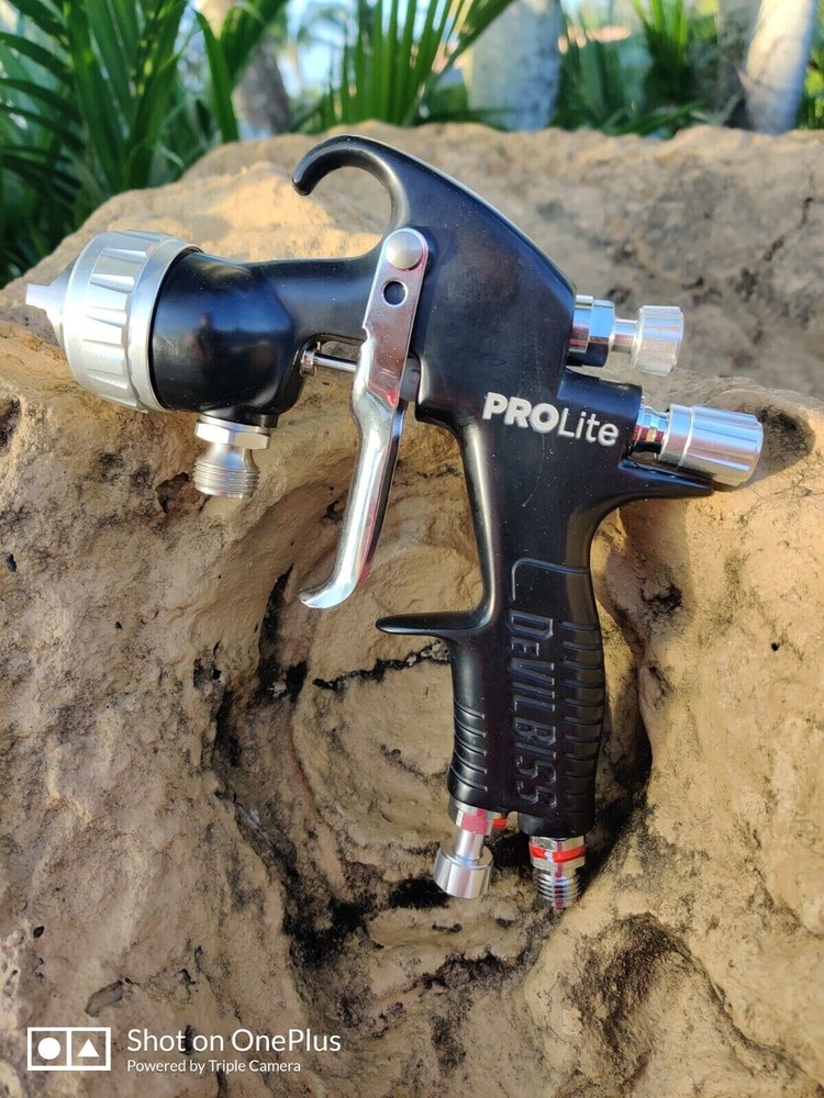 Devilbiss Prolite Pressure Feed Spray Gun & 2 QT Pot, Hose & LED