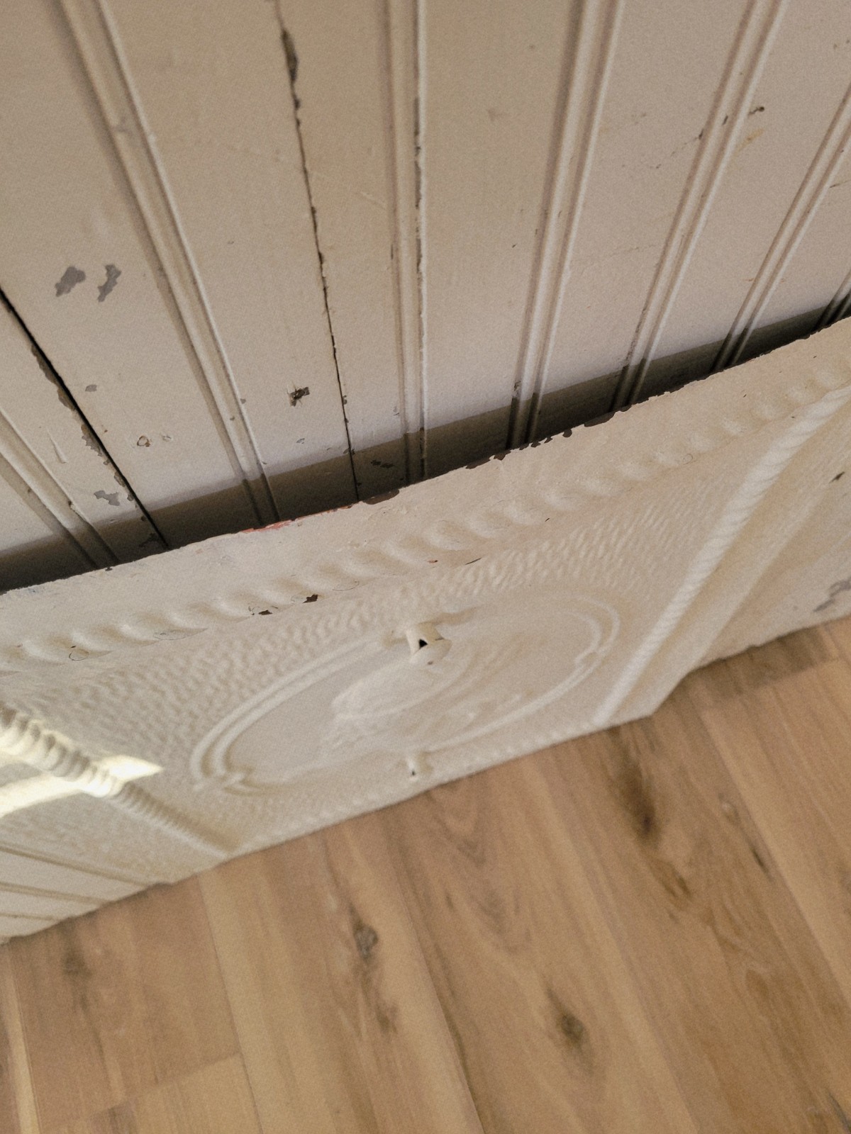 EXQUISITE~ CHIPPY WHITE ANTIQUE ART NOUVEAU LADY TIN FIREPLACE SUMMER COVER 26"