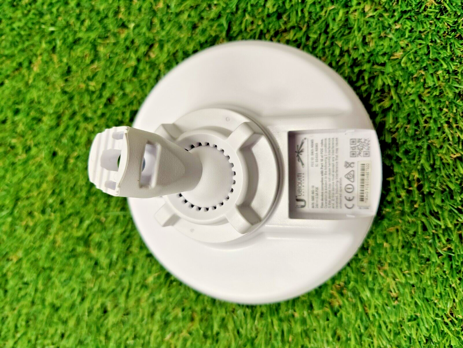 Ubiquiti Networks NBE-M5-16 NanoBeam 5GHz Wireless Access Point w/ PoE, Clamp