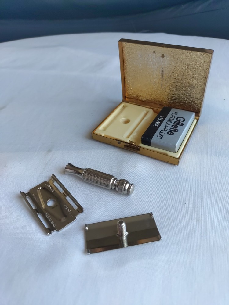 Nice Gillette 1966 Razor'n Blades Set Thin Handle Ball End Travel Tech (L-2)