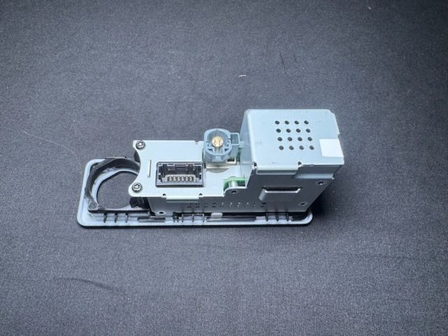 Genuine Mid USB/ Power Socket Discovery Range Rover LR106219