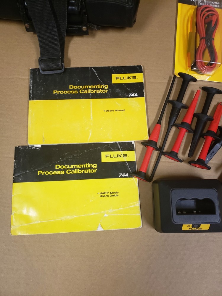 Fluke 744 Documenting Process Calibrator With Accessories. Read Desc.