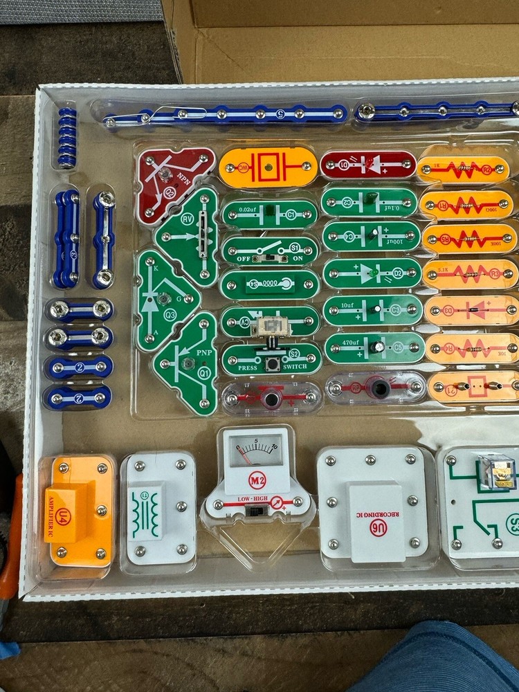 Elenco Electronics Snap Circuits Extreme 750 Experiments Kit (SC750)