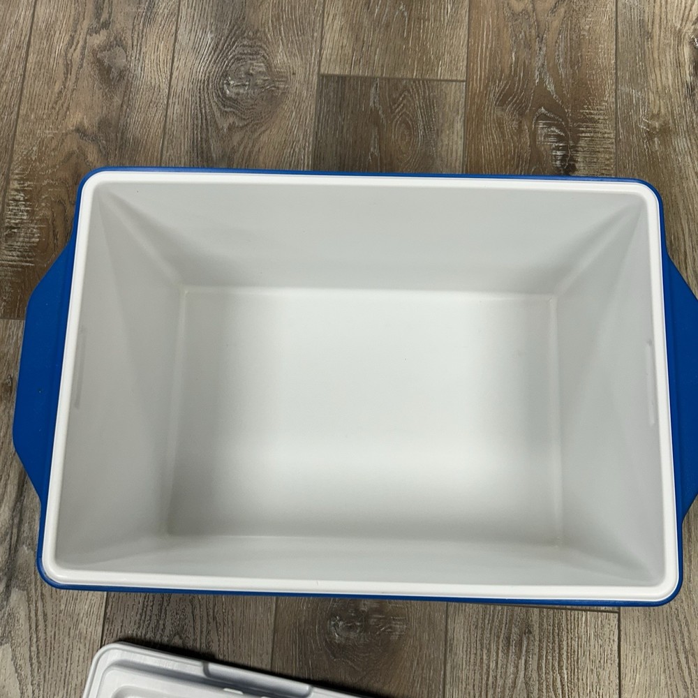 Coleman Party Stacker Cooler Model 9223 Stackable 48 Cans Blue White