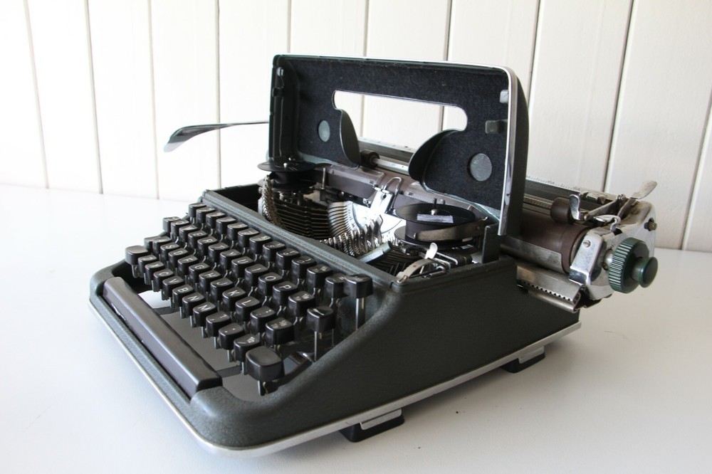 Olympia Typewriter ~ German Made ***** Working Condition *****