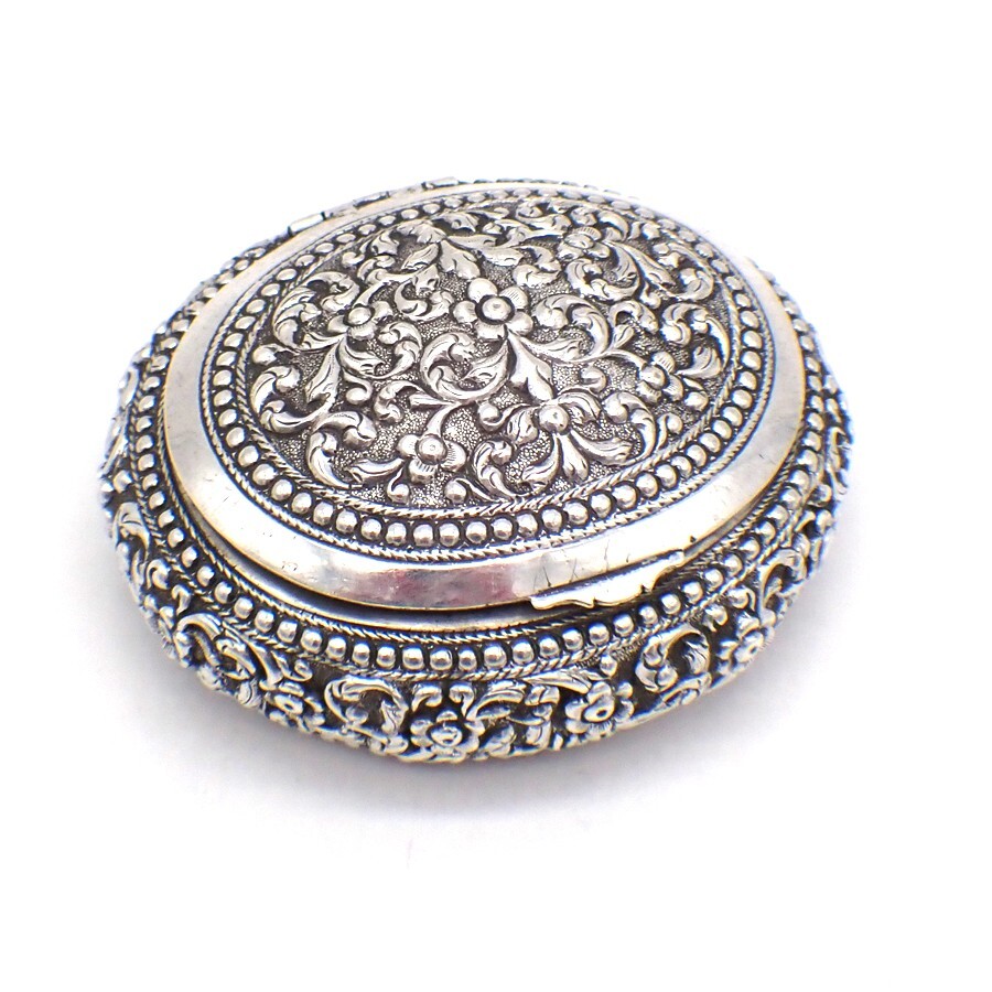 Ornate Oval Box 900 Silver