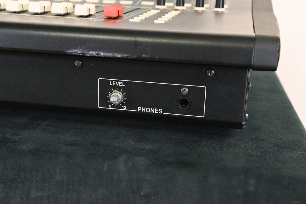 Yamaha LS9-32 32-Input Digital Mixing Console CG01WVS