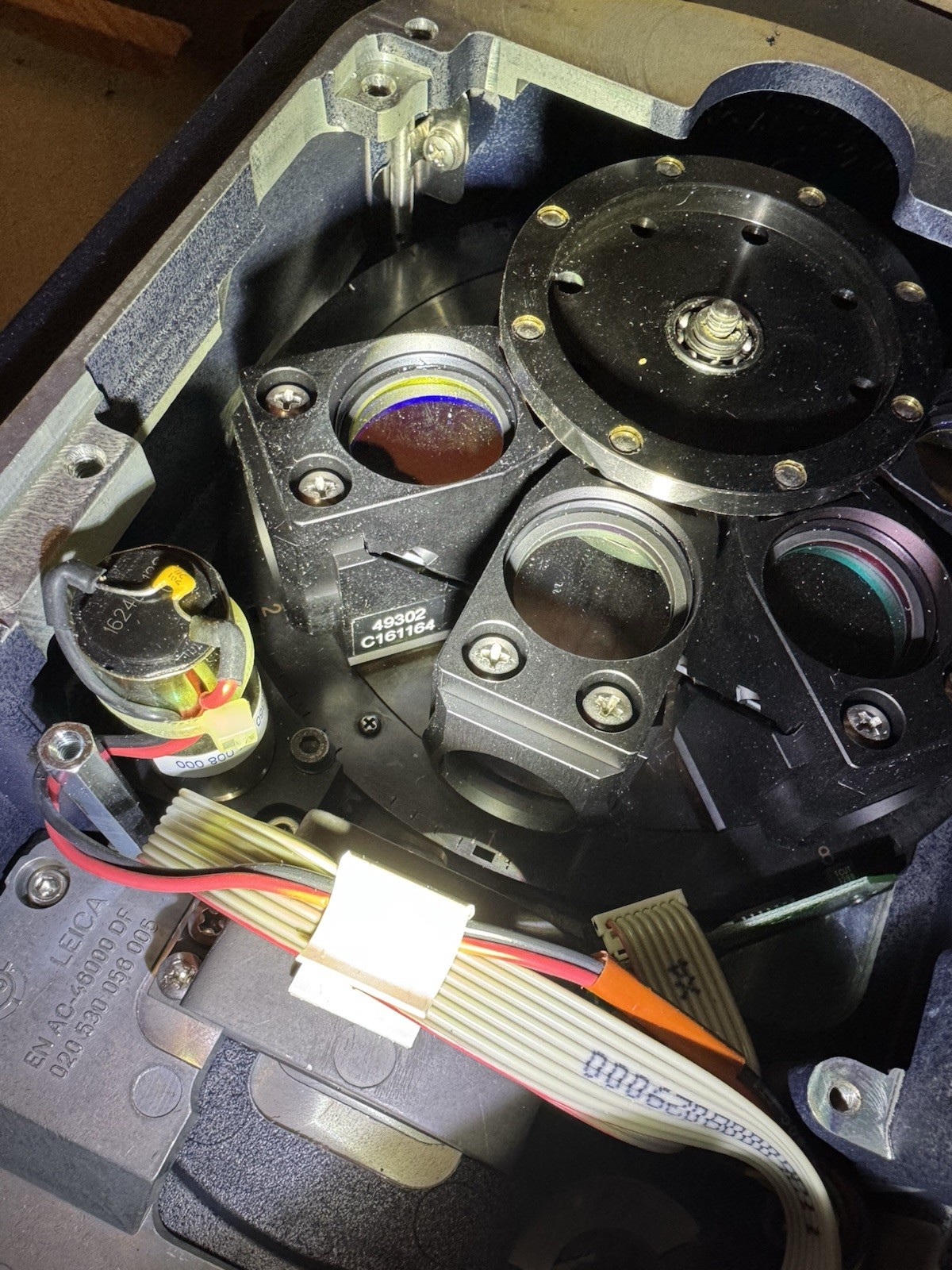 Leica 5000B with four Fluorescence Filter Cubes