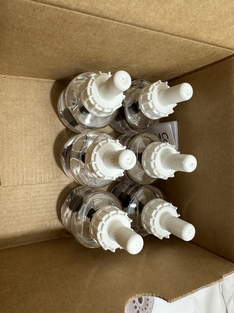 Comfort Zone Cat Calming Diffuser Kit, Cat Pheromone, 3 Diffusers and 6 Refills