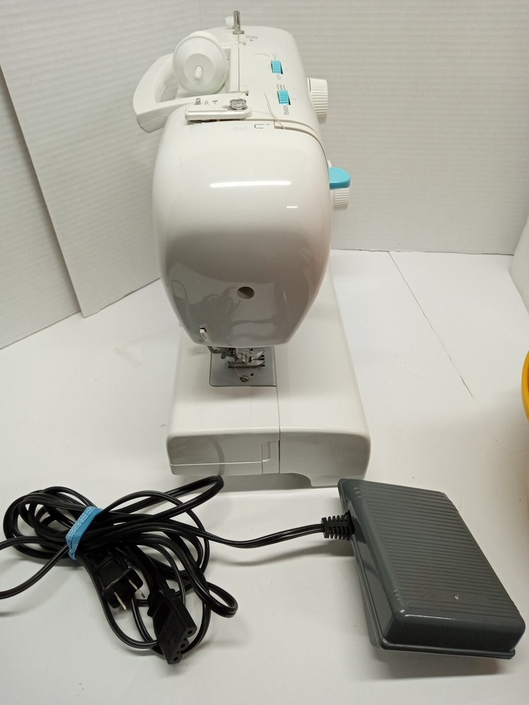 SINGER SEWING MACHINE Model 2263 Tested Works