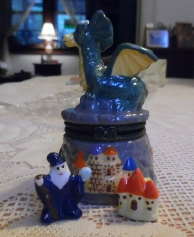 Dragon Hinge Box with wizard and castle 2000