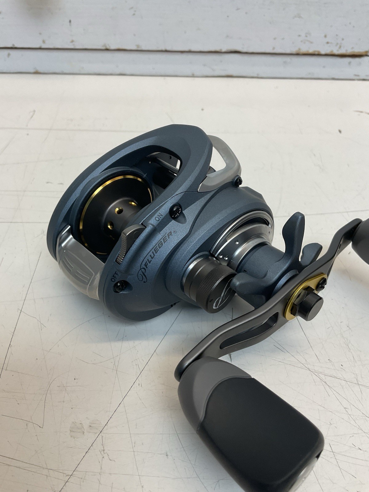 Pflueger President LP-F Low Profile Baitcast Reel - Right Hand
