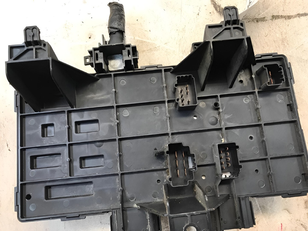 2003-2004 Ford Expedition Engine Fuse Box OEM