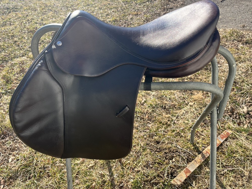 17.5” Devoucoux Biarritz 2A English Jumping Saddle
