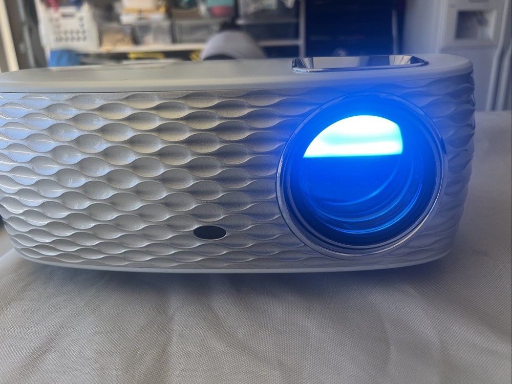 Goodee HD projector With Remote And Connection Cords
