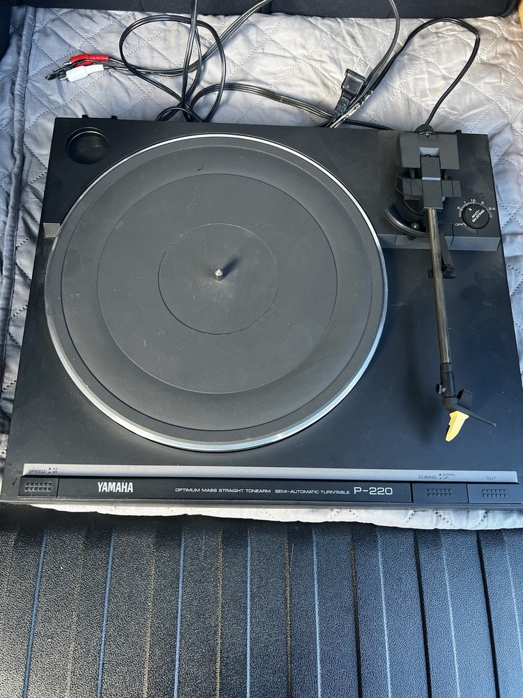 Yamaha Semi-Automatic Turntable P-220 - Read